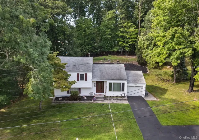 Photo 2 of Single family home for sale at 7 Windmill Ln, Clarkstown, NY 10956 | MLS# 1038676 | Listing updated on 2026-09-16