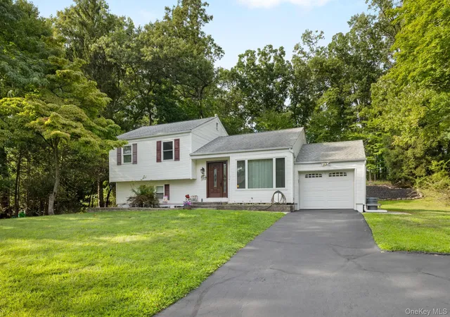 Photo 3 of Single family home for sale at 7 Windmill Ln, Clarkstown, NY 10956 | MLS# 1038676 | Listing updated on 2026-09-16