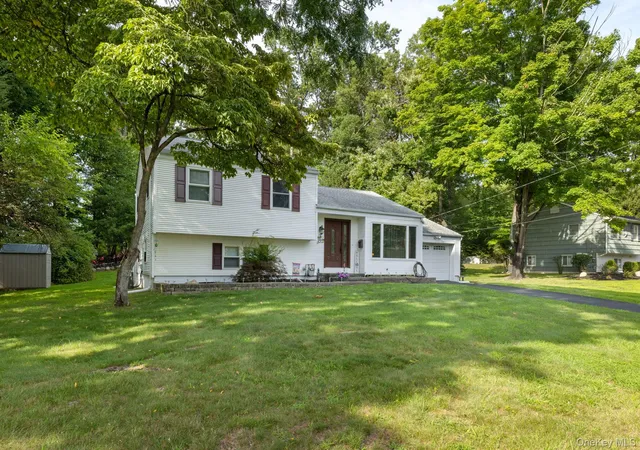 Photo 3 of Single family home for sale at 7 Windmill Ln, Clarkstown, NY 10956 | MLS# 1038676 | Listing updated on 2026-10-01