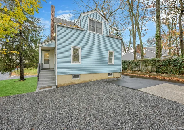 Photo 3 of Sale Pending at 3 Jarvis Ct, Huntington, NY 11743 | MLS# 1038681 | Listing updated on 2026-09-04