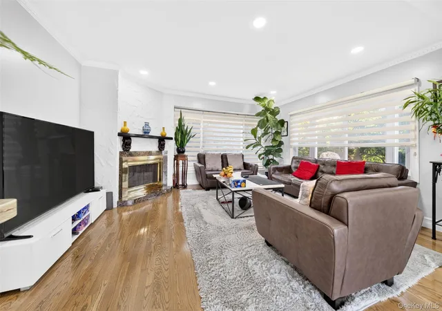 Photo 4 of Single family home for sale at 2 Foxhurst Ct, North Hempstead, NY 11040 | MLS# 1038820 | Listing updated on 2026-10-10