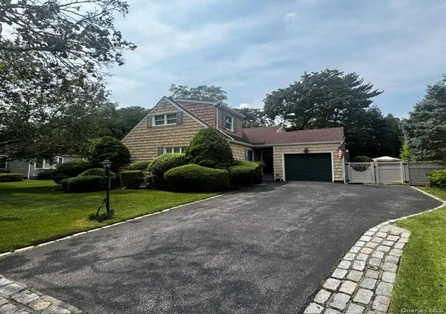 Photo 3 of Sale Pending at 18 W Gaylore Dr, Babylon, NY 11701 | MLS# 1038848 | Listing updated on 2026-10-02