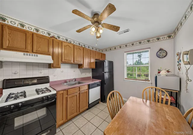 Listing Photo 4 - Condo for sale in building located at 81 Lois Ln, Monroe, NY 10950