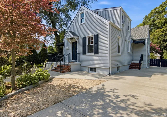 Photo 1 of Sale Pending at 32 Franklin Ave, Oyster Bay, NY 11579 | MLS# 1038898 | Listing updated on 2026-08-29
