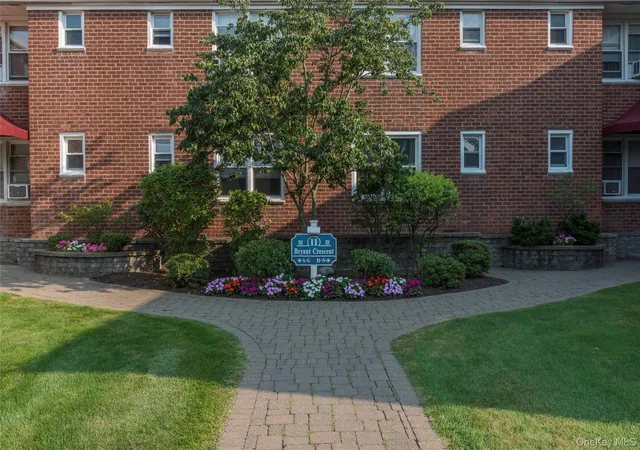 Listing Photo 2 - Condo for sale in building located at 11 Bryant Crescent, White Plains, NY 10605 - Unit #2A