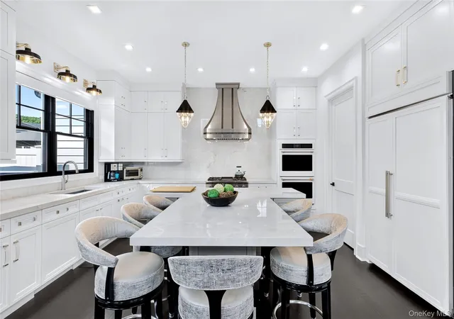 Listing Photo 5 - Condo for sale in building located at 78 Three Ponds Ln E, Oyster Bay, NY 11797