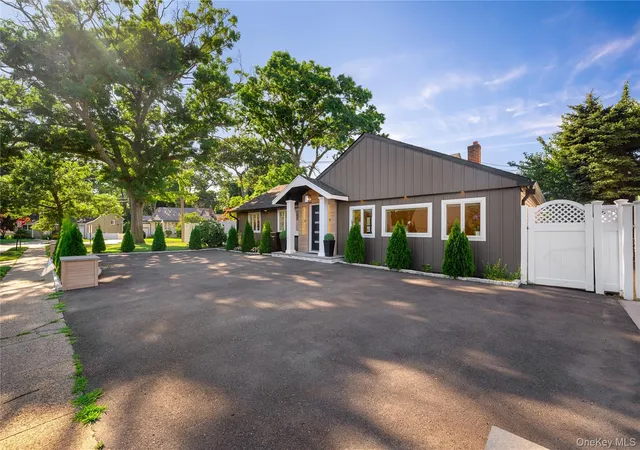 Photo 1 of Single family home for sale at 7 Tyrconnell Ave, Oyster Bay, NY 11762 | MLS# 1038950 | Listing updated on 2026-08-20