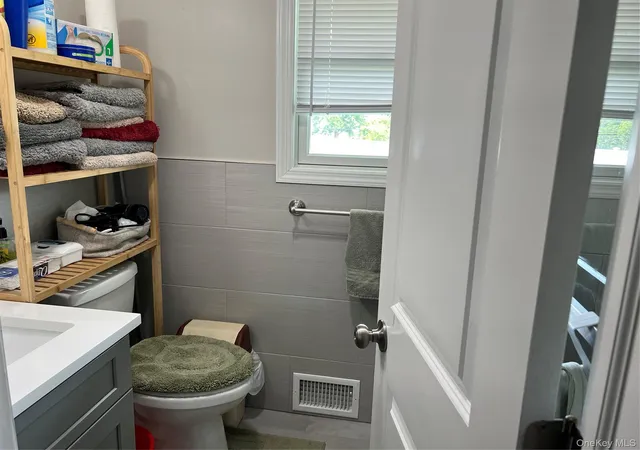 5th image of 445 Albany Ave, Babylon, NY 11701 | MLS# 1039024