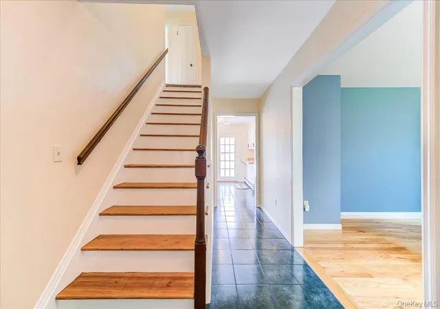 Photo 3 of Single family home for sale at 207 Butter Hl Dr, New Windsor, NY 12553 | MLS# 1039033 | Listing updated on 2026-09-28
