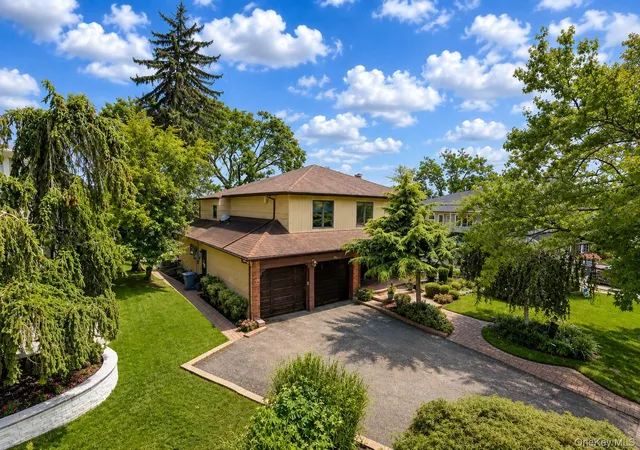 Photo 3 of Sale Pending at 26 Knolls Dr, North Hempstead, NY 11040 | MLS# 1039044 | Listing updated on 2026-09-03