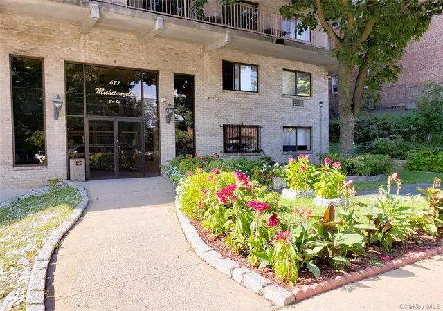 Photo 3 of Sale Pending at 687 Bronx River Rd #1J, Yonkers, NY 10704 | MLS# 1039130 | Listing updated on 2026-10-01
