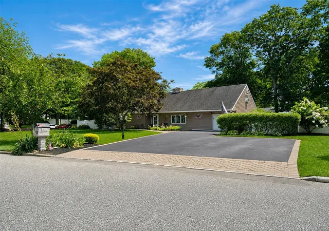 Photo 2 of Single family home for sale at 4 Halfcircle Dr, Brookhaven, NY 11741 | MLS# 1039213 | Listing updated on 2026-10-07