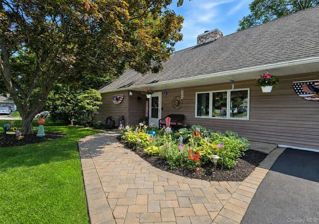 Photo 3 of Single family home for sale at 4 Halfcircle Dr, Brookhaven, NY 11741 | MLS# 1039213 | Listing updated on 2026-10-07
