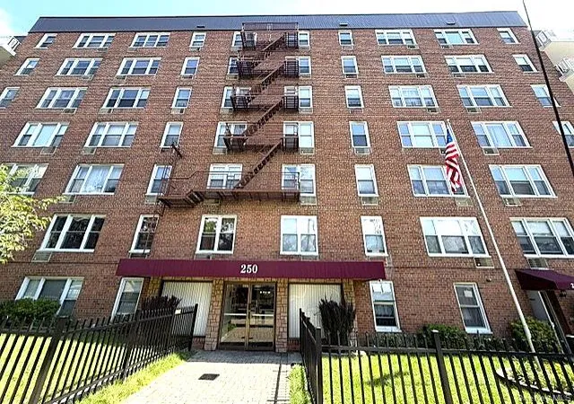 Listing Photo 2 - Condo for sale in building located at 250 N Broadway, Yonkers, NY 10701 - Unit #PHD