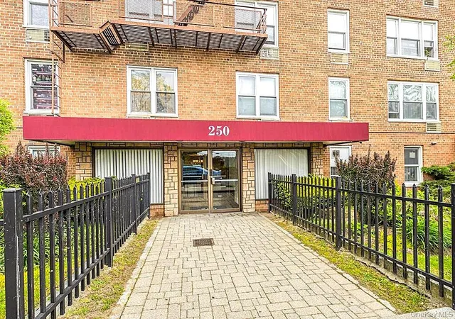 Listing Photo 4 - Condo for sale in building located at 250 N Broadway, Yonkers, NY 10701 - Unit #PHD