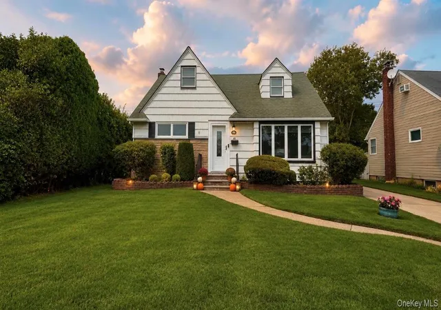 Photo 1 of Sale Pending at 860 Helene St, Hempstead, NY 11793 | MLS# 1039304 | Listing updated on 2026-09-01