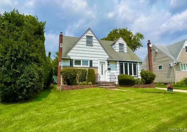 Photo 3 of Sale Pending at 860 Helene St, Hempstead, NY 11793 | MLS# 1039304 | Listing updated on 2026-09-01