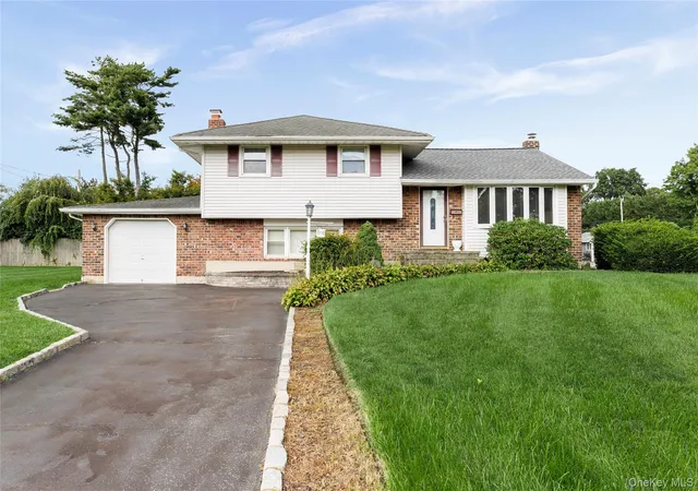 Photo 2 of Sale Pending at 29 Cottonwood Dr, Smithtown, NY 11725 | MLS# 1039345 | Listing updated on 2026-10-03
