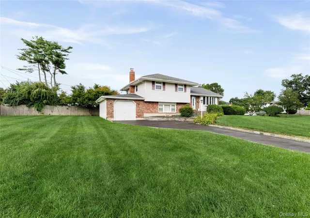 Photo 3 of Sale Pending at 29 Cottonwood Dr, Smithtown, NY 11725 | MLS# 1039345 | Listing updated on 2026-10-03