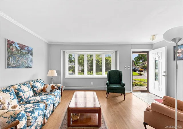 Photo 4 of Sale Pending at 29 Cottonwood Dr, Smithtown, NY 11725 | MLS# 1039345 | Listing updated on 2026-10-03