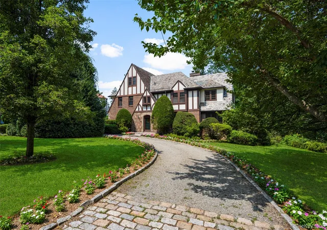 Photo 2 of Sale Pending at 260 Overlook Rd, New Rochelle, NY 10804 | MLS# 1039371 | Listing updated on 2026-10-03