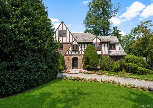 Photo 3 of Sale Pending at 260 Overlook Rd, New Rochelle, NY 10804 | MLS# 1039371 | Listing updated on 2026-10-03