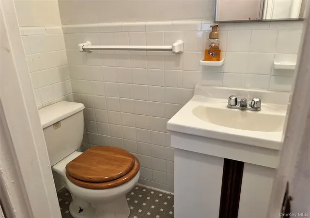 2nd image of 530 Dubois Ave, Hempstead, NY 11581
