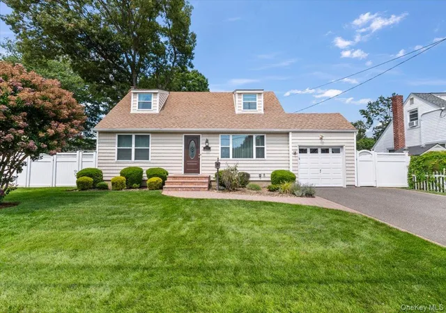 Photo 1 of Single family home for sale at 177 N Queens Ave, Oyster Bay, NY 11758 | MLS# 1039390 | Listing updated on 2026-08-29