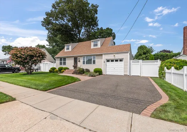 Photo 2 of Single family home for sale at 177 N Queens Ave, Oyster Bay, NY 11758 | MLS# 1039390 | Listing updated on 2026-08-29