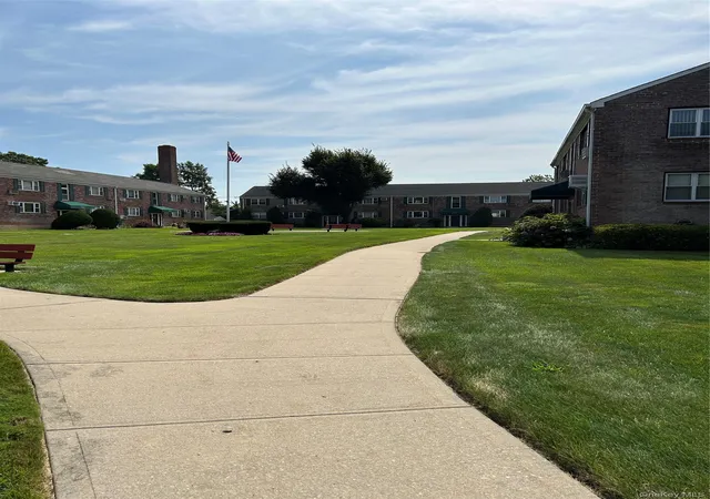 2nd image of 1027 Fenwood Dr #3, Hempstead, NY 11580 | MLS# 1039394