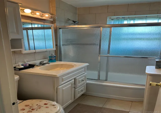 2nd image of 1027 Fenwood Dr, Hempstead, NY 11580