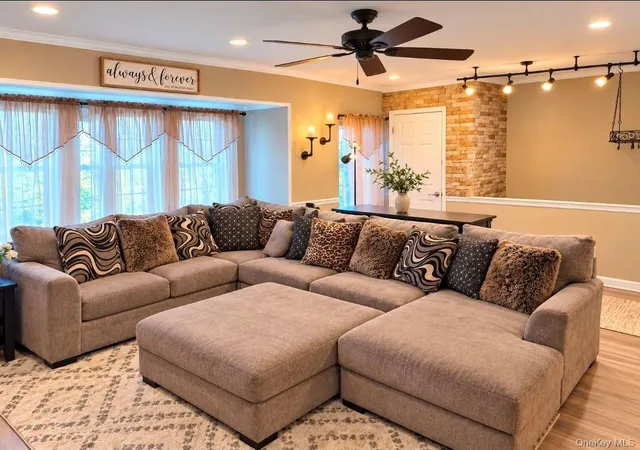Listing Photo 4 - Condo for sale in building located at 25 Victorian Ln, Brookhaven, NY 11763