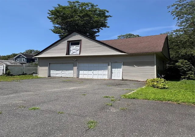 Photo 4 of House for sale at 254 Hempstead Ave, Hempstead, NY 11570 | MLS# 1039442 | Listing updated on 2026-10-07