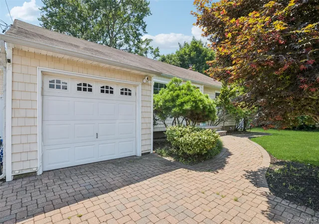 Photo 3 of Single family home for sale at 42 Lexington Ave, Babylon, NY 11704 | MLS# 1039465 | Listing updated on 2026-09-21