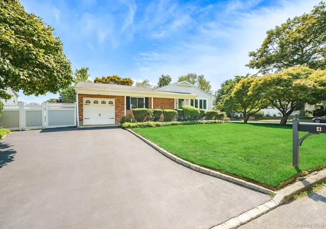 2nd image of 4 Oak St, Brookhaven, NY 11776 | MLS# 1039473