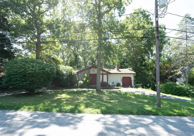 Photo 1 of Single family home for sale at 6 Loretta Ct, Brookhaven, NY 11727 | MLS# 1039490 | Listing updated on 2026-09-04