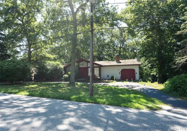 Photo 3 of Single family home for sale at 6 Loretta Ct, Brookhaven, NY 11727 | MLS# 1039490 | Listing updated on 2026-09-04