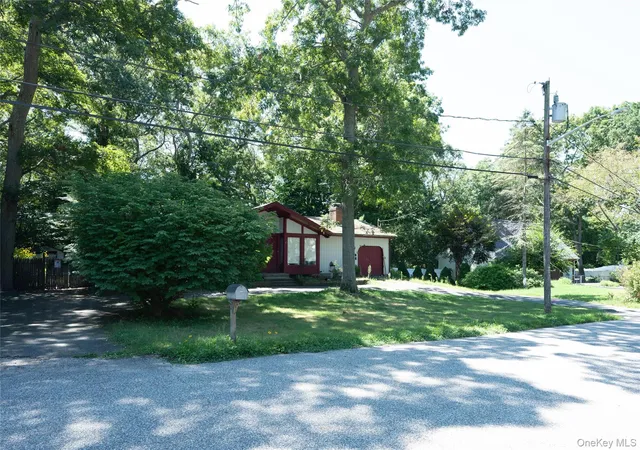 Photo 3 of Single family home for sale at 6 Loretta Ct, Brookhaven, NY 11727 | MLS# 1039490 | Listing updated on 2026-10-01