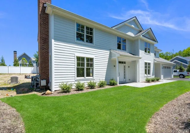 Photo 3 of Single family home for sale at 44 Plainview Rd, Oyster Bay, NY 11797 | MLS# 1039543 | Listing updated on 2026-08-20
