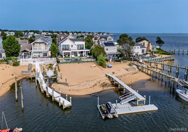 Photo 3 of Single family home for sale at 14 Jomarr Ct, Oyster Bay, NY 11758 | MLS# 1039548 | Listing updated on 2026-08-18