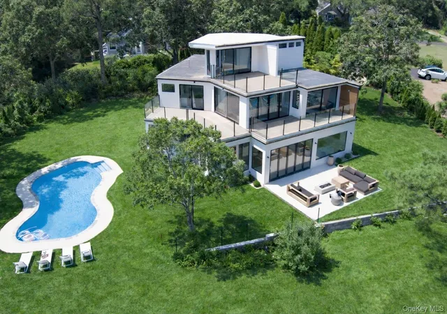 Photo 2 of Single family home for sale at 10 Bay View Dr, Southampton, NY 11946 | MLS# 1039554 | Listing updated on 2026-08-19