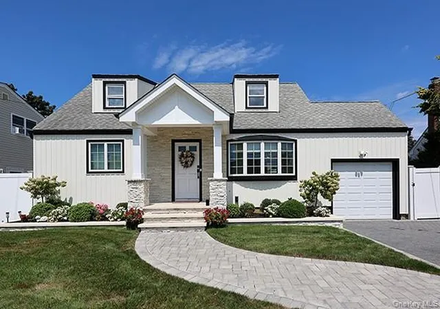 Photo 1 of Sale Pending at 269 N Suffolk Ave, Oyster Bay, NY 11758 | MLS# 1039575 | Listing updated on 2026-09-19
