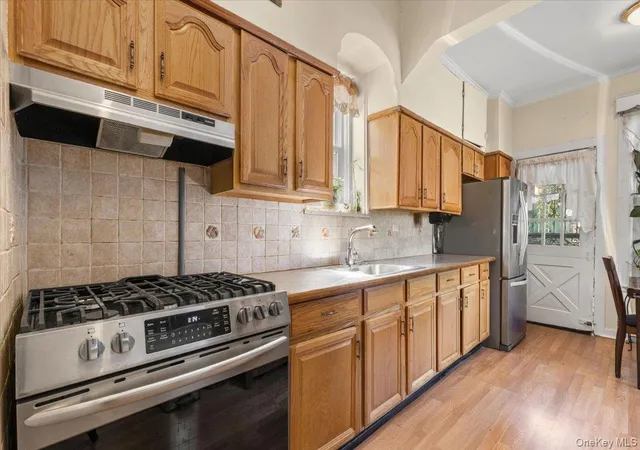Listing Photo 5 - Condo for sale in building located at 3713 Willett Ave, New York, NY 10467
