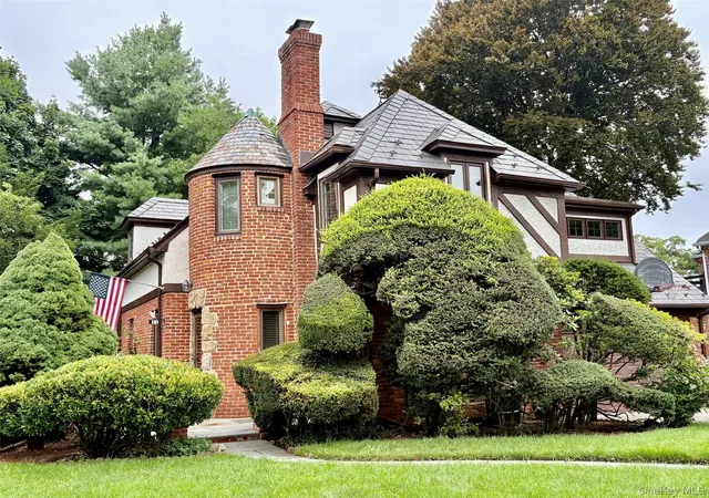 1st image of 11 Andover Ln, North Hempstead, NY 11030 | MLS# 1039654