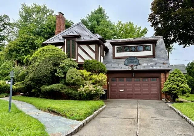 2nd image of 11 Andover Ln, North Hempstead, NY 11030 | MLS# 1039654
