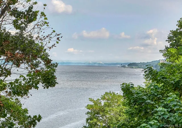 Photo 4 of Sale Pending at 709 Warburton Ave #2F, Yonkers, NY 10701 | MLS# 1039728 | Listing updated on 2026-09-23