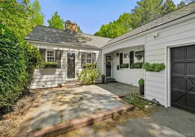 Photo 1 of Single family home for sale at 194 W Neck Rd, Huntington, NY 11743 | MLS# 1039742 | Listing updated on 2026-10-08