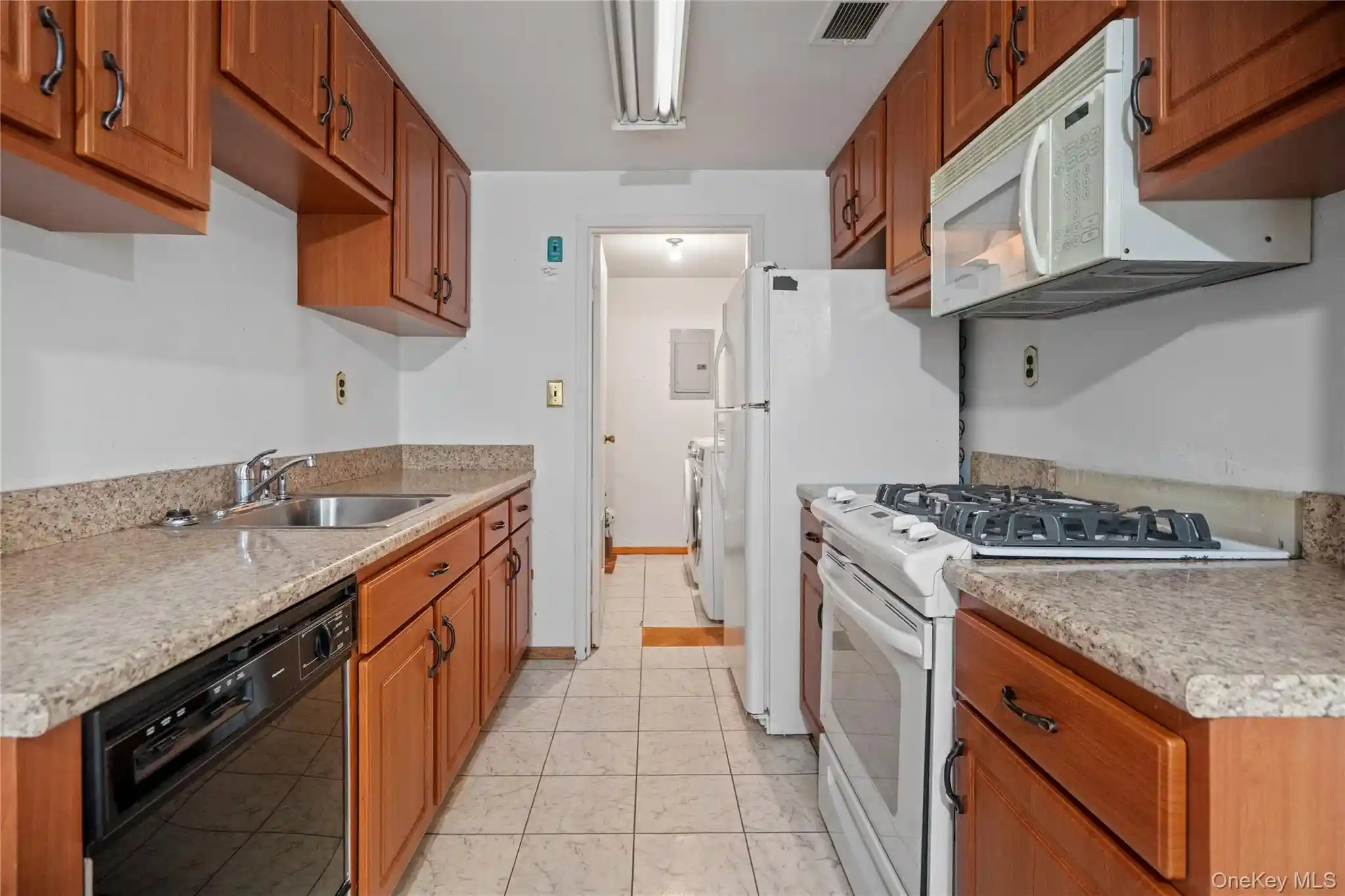Listing Photo 2 - Condo for sale in 221 Sagamore Hls Dr located at 221 Sagamore Hls Dr, Brookhaven, NY 11776 - Unit #221
