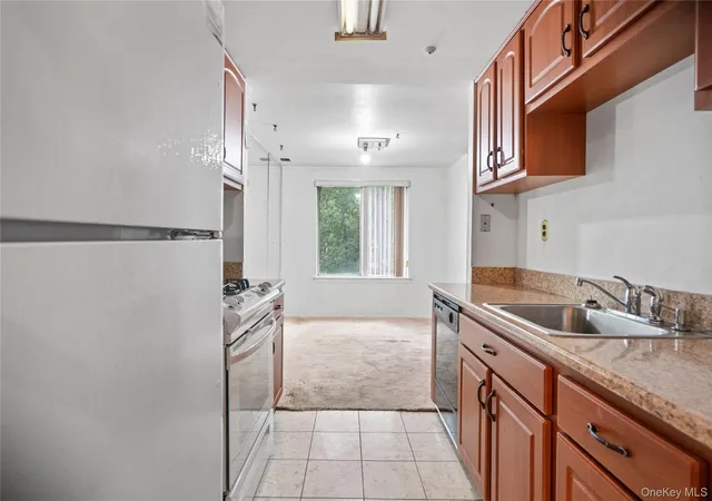 Listing Photo 3 - Condo for sale in building located at 221 Sagamore Hls Dr, Brookhaven, NY 11776 - Unit #221