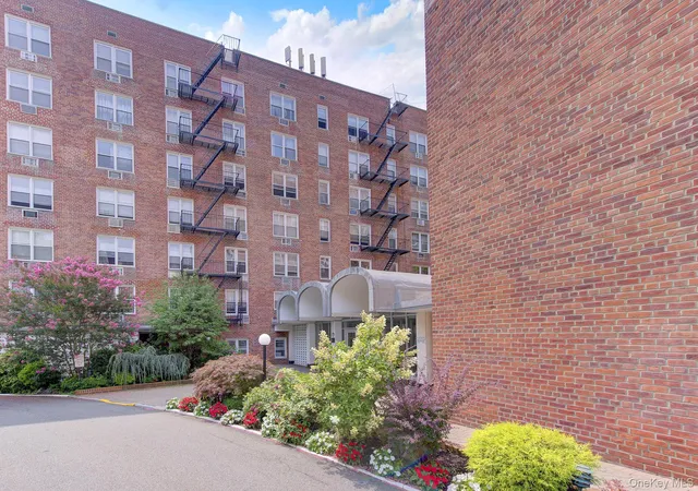 Listing Photo 4 - Condo for sale in Valerie Arms Apt Corporation located at 54-40 Little Neck Pkwy, New York, NY 11362 - Unit #6G